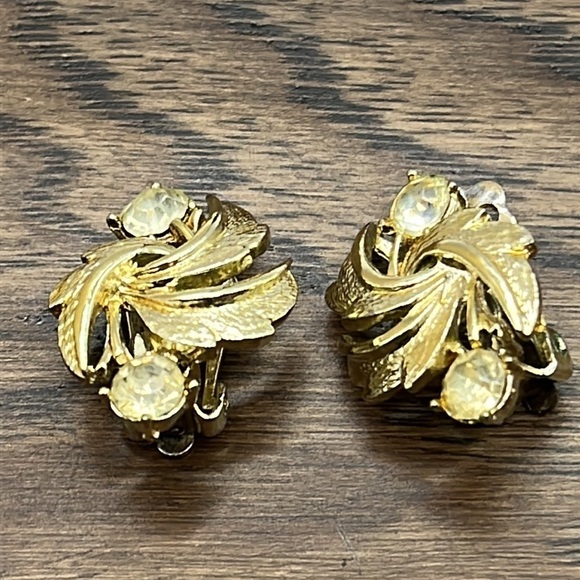 Vintage Coro clip on earrings, clear glass stones, gold tone Leaf style Earrings - Picture 3 of 9